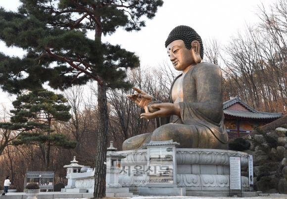 약천사 경내의 거대한 약사여래불.