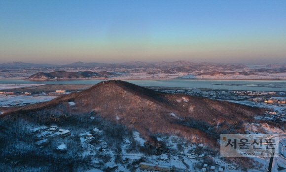 눈 덮인 심학산 전경. 파주 교하읍의 너른 들녘에 홀로 솟은 덕에 낮은 산이면서도 ‘고산준령급’의 시원한 전망을 선사한다. 한강 너머는 김포다.