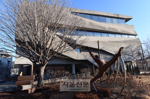 마로니에 나무와 어우러진 한 북카페.