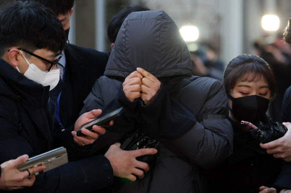 공금 115억 원을 횡령한 혐의로 구속된 강동구청 공무원 김 모 씨가 3일 오전 서울 광진경찰서 유치장에서 나와 검찰로 송치되고 있다. 2022.2.3 <br>연합뉴스