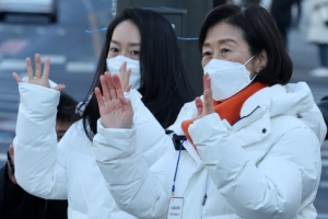 지지 호소하는 안철수 후보 부인과 딸