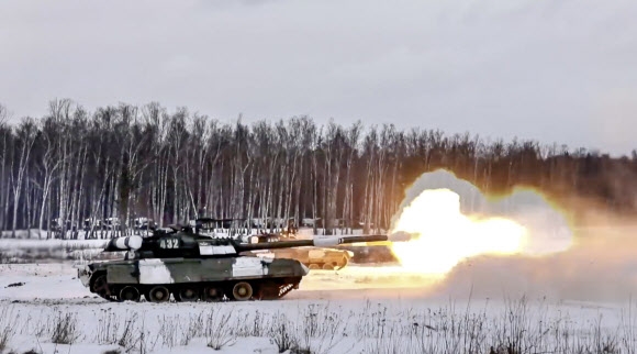 우크라이나를 둘러싸고 서방국가와 러시아 간 군사적 긴장이 고조되고 있는 가운데 2일(현지시간) 러시아군의 T-72B3 전차가 모스크바 인근 글로벤키 훈련장에서 군사훈련 중 포탄을 발사하고 있다.  러시아 국방부 제공 영상 캡처·AP 연합뉴스