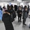 ‘코로나 검사’ 동네병원 뒤늦게 공개…선별검사소에 몰린 사람들