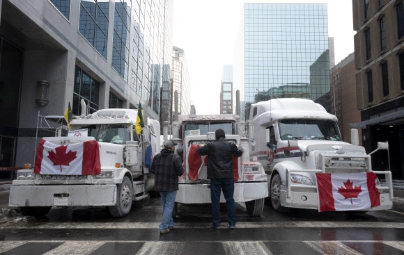 오타와 도착한 코로나 백신 의무화 항의 캐나다 트럭 시위대