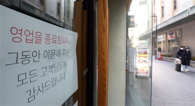 정부의 거리두기 연장 여부 발표를 하루 앞둔 3일 서울 명동의 한 가게에 폐업 안내문이 붙어 있다. 자영업자들의 고통이 가중되면서 국회가 추경 심사를 신속히 처리해야 한다는 목소리가 높다.   뉴스1