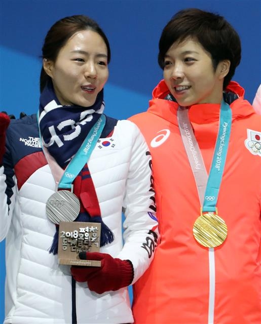 고다이라 나오(오른쪽)가 2018년 평창동계올림픽 스피드스케이팅 여자 500m에서 금메달을 따낸 뒤 은메달에 그친 이상화의 어깨를 감싸며 위로하고 있다. 연합뉴스