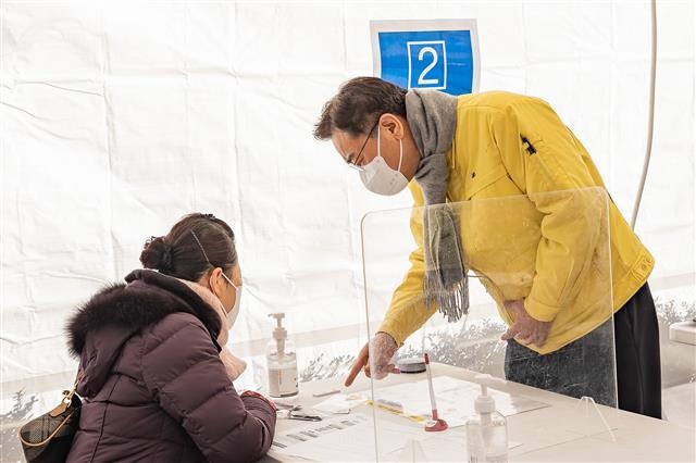 김선갑(오른쪽) 광진구청장이 지난달 29일 구청 내에 마련된 신속항원검사소에서 최종 점검을 하고 있다. 광진구 제공