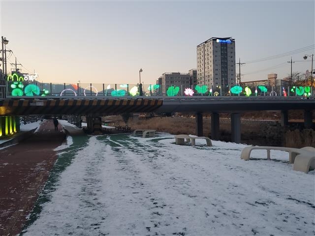 우이천 번창교에 ‘미디어글라스’ 설치.