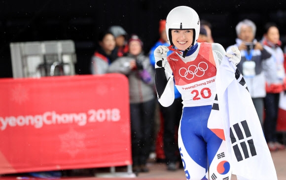 프리쉐가 2018 평창동계올림픽 루지 여자 개인전을 마치고 태극기를 들고 있는 모습. 평창 연합뉴스