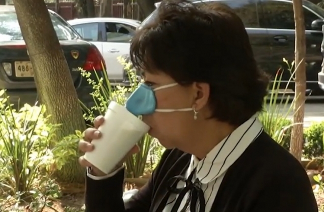 멕시코에서 한 여성이 코스크를 착용하고 커피를 마시는 모습. 2022.02.04 데일리메일 캡처