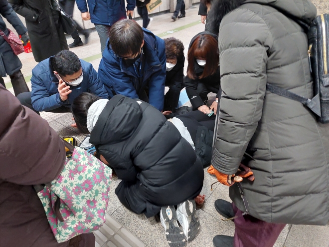 서울 지하철 7호선 노원역 직원들이 4일 의식을 잃고 쓰러진 30대 여성에게 심폐소생술을 실시하고 있다. 서울교통공사 제공