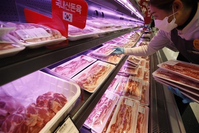 4일 서울 도심의 한 대형마트에서 직원이 국내산 돼지고기를 정리하고 있다. 뉴스1