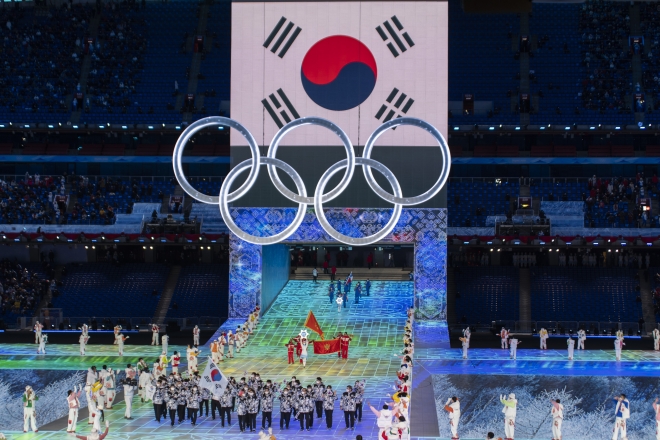 대한민국 선수단이 4일 중국 베이징 국가체육장에서 열린 2022 베이징동계올림픽 개회식에서 입장하고 있다. 베이징 류재민 기자