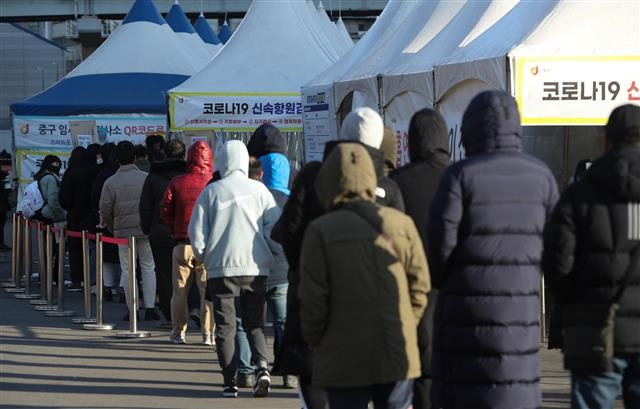 5일 오전 서울역 선별진료소에서 시민들이 신종 코로나바이러스 감염증(코로나19) 신속항원검사를 받기 위해 줄을 서 있다. 질병관리청 중앙방역대책본부는 이날 0시 기준 코로나19 신규 확진자가 3만 6362명 발생했다고 밝혔다. 2022.2.5 뉴스1