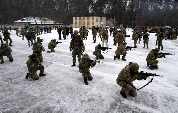 우크라이나 국토방위군(TDF) 대원들이 5일(현지시간) 수도 키예프 인근에서 러시아의 침공에 대비한 훈련을 하고 있다. 키예프 AP 연합뉴스