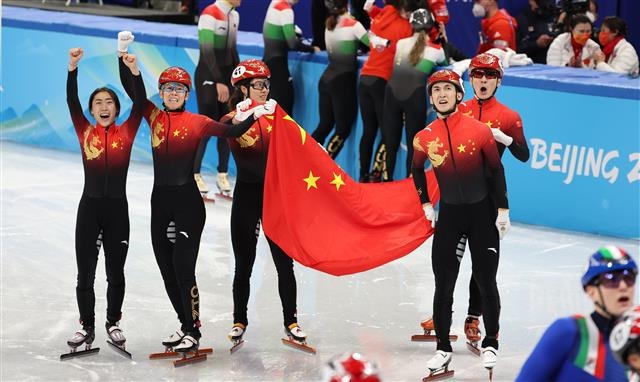 중국 쇼트트랙 혼성 계주 대표팀이 5일 중국 베이징 캐피털 실내경기장에서 열린 2022 베이징동계올림픽 쇼트트랙 혼성 계주에서 우승한 후 오성홍기를 들고 기뻐하고 있다. 베이징 뉴스1