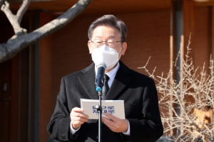 “3차 접종자에 한해 자정까지 영업” 이재명 제안에 송영길 “적극 추진”