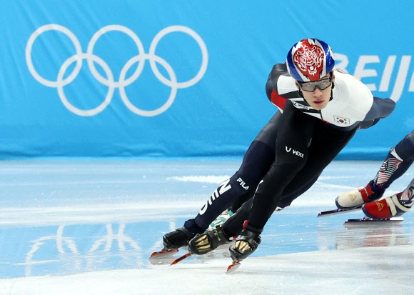 지난 5일 황대헌이 남자 1000m 예선에서 트랙을 달리고 있는 모습. 황대헌은 조 1위로 준준결승에 진출했다. 베이징 연합뉴스