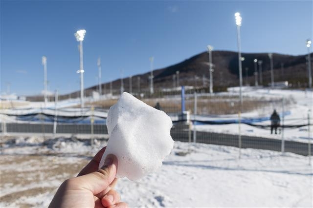 지난 5일 중국 허베이성 장자커우 크로스컨트리 경기장 옆 곳곳에 쌓인 얼음덩어리 중 하나. 인공눈이 얼음덩어리로 변해 선수들의 경기력에 영향을 주고 있다.