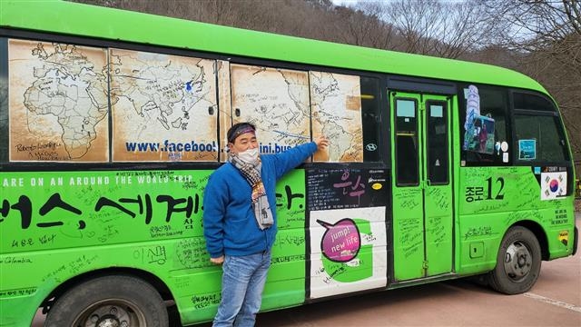 여행작가 임택씨가 6일 전북 완주군 화암사에서 여행객들에게 자신이 타고 세계를 여행한 마을버스 ‘은수’에 대해 설명하고 있다.