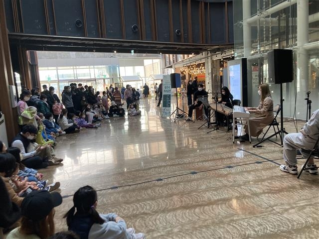 지난해 청주시 내덕동 문화제조창에서 진행된 버스킹 공연 모습. 청주시 제공