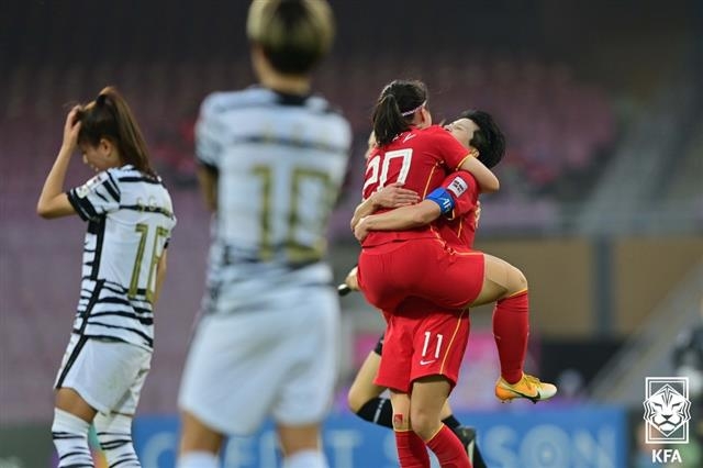 한국 여자 축구대표팀이 6일 2022 아시아축구연맹(AFC) 여자 아시안컵 중국과의 결승전에서 2-3으로 패한 뒤 아쉬워하고 있다. 대한축구협회 제공