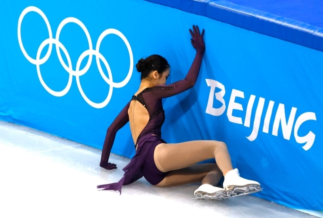 미국에서 태어나 중국에 귀화한 중국 피겨선수 주이가 베이징 동계올림픽 피겨 단체전에서 첫 콤비네이션 점프 착지 실수한 뒤 벽에 충돌하고 있다. 그러자 중국 네티즌들은 주이에 대해 “수치스럽다”며 비난에 나섰다. 로이터 연합뉴스