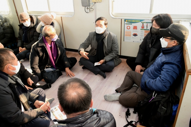 오동호 한국섬진흥원장과 직원들이 지난 4일 ‘한국의 산티아고 순례길’이라고 불리는 신안 증도면 기점·소악도를 찾아 주민들의 애로사항을 듣고 있다.