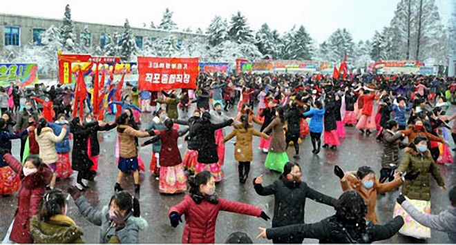 김정일 생일(광명성절) 축하하며 춤 추는 북한 주민들