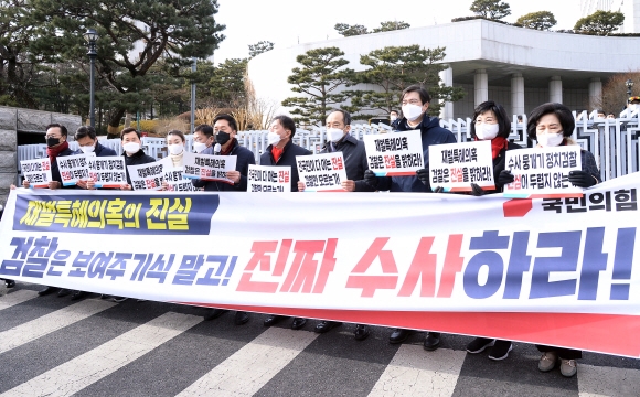 김기현 국민의힘 원내대표 등 의원들이 7일 정문이 닫혀있는 서울 서초구 대검찰청 앞에서 이재명 재벌특혜 의혹 수사 무마와 관련해 기자회견을 하고 있다. 2022. 2. 7 김명국 선임기자