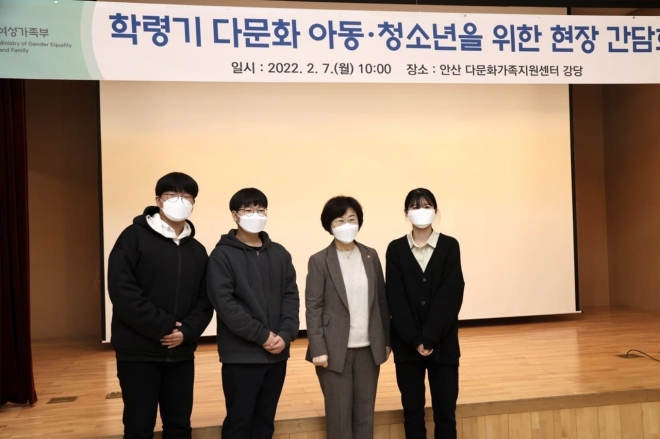 정영애 장관과 청소년들