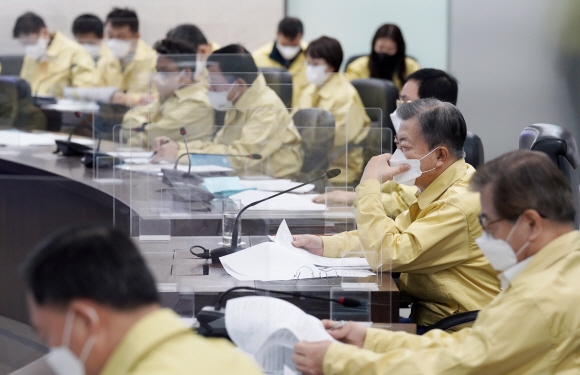 문재인 대통령이 7일 청와대 국가위기관리센터에서 김부겸 국무총리와 각 부처 장관, 전국 시도지사를 영상으로 연결한 가운데 코로나19 중앙재난안전대책본부 회의를 주재하고 있다. 청와대 제공