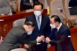 “국회, 재원 합의땐 추경 증액” 운 띄운 총리… “어렵다” 받아친 부총리