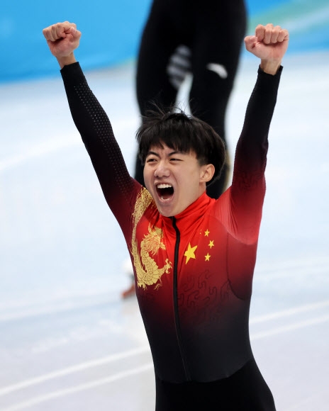 7일 오후 중국 베이징 캐피탈 실내 경기장에서 열린 2022 베이징 동계올림픽 쇼트트랙 남자 1000m 결승전에서 비디오 판독 결과 은메달을 획득한 중국의 리원룽이 환호하고 있다. 2022.2.7 연합뉴스