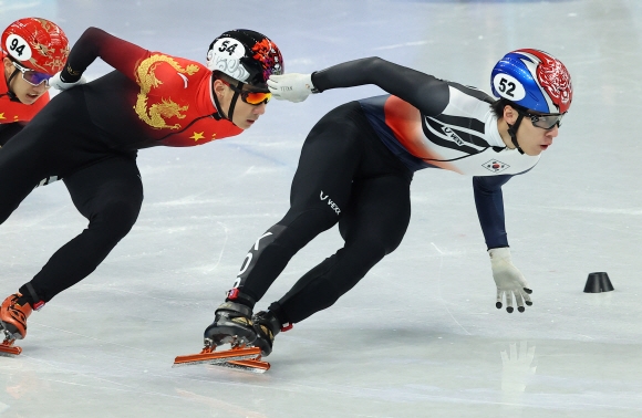 한국 쇼트트랙 대표팀 황대헌이 2022 베이징 동계올림픽 개막 사흘째인 7일 오후 중국 베이징 캐피탈 실내 경기장에서 열린 쇼트트랙 남자 1000m 준결승전에서 탈락했다. 연합뉴스