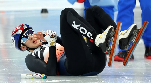 2022 베이징 동계올림픽 쇼트트랙 남자 1000m 준준결승 1조 경기에서 대한민국 선수 박장혁이 부상을 입고 고통스러워하고 있다. 2022.2.8 연합뉴스