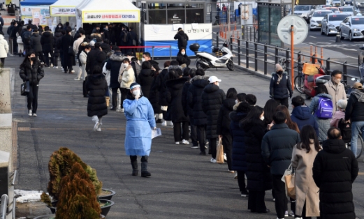 [서울포토]선별진료소 앞 긴 줄
