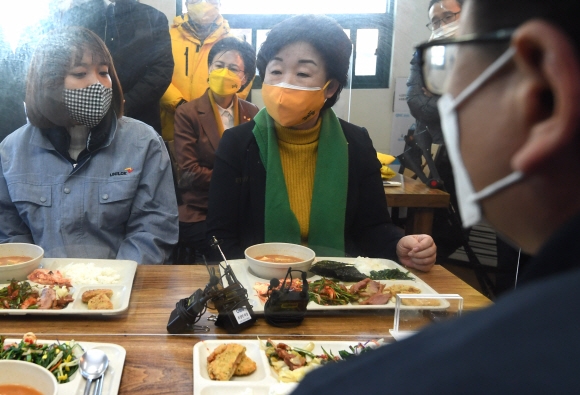 심상정(오른쪽) 정의당 대선후보가 8일 경기 안산의 한 식당에서 시화공단 작은공장 노동자와 점심을 함께하며 대화를 나누고 있다. 김명국 선임기자