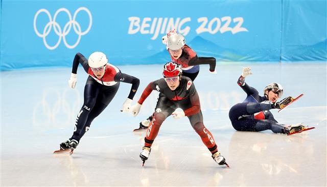 5일 오후 중국 베이징 캐피털 실내 경기장에서 열린 2022 베이징 동계올림픽 쇼트트랙 여자 500m 예선 경기에서 프랑스의 휴오트 마찬드 티파니가 넘어지고 있다. 2022.2.5 뉴스1