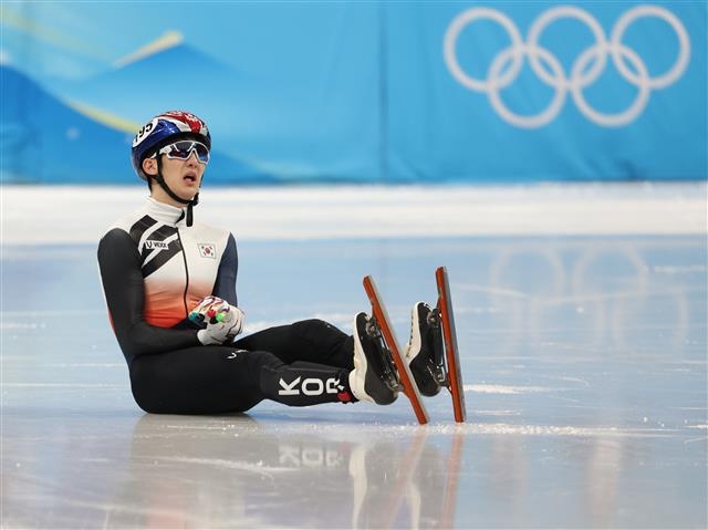 박장혁이 7일 베이징 수도체육관에서 열린 쇼트트랙 남자 1500m 경기 도중 넘어진 채 다친 손가락을 부여잡고 있다. 베이징 연합뉴스