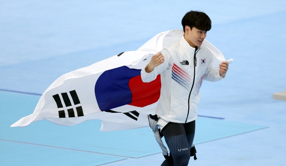 김민석이 8일 오후 중국 베이징 국립 스피드스케이팅 경기장(오벌)에서 열린 2022 베이징 동계올림픽 스피드스케이팅 남자 1500m 경기에서 동메달을 획득한 후 환호하고 있다. 2022.2.8  연합뉴스