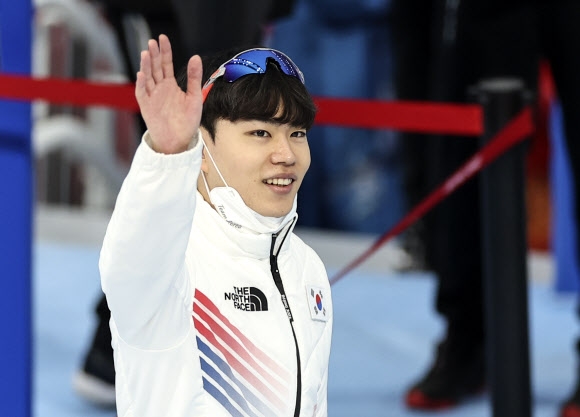 김민석이 8일 오후 중국 베이징 국립 스피드스케이팅 경기장(오벌)에서 열린 2022 베이징 동계올림픽 스피드스케이팅 남자 1500m 경기에서 동메달을 획득한 후 환호하고 있다. 2022.2.8 연합뉴스