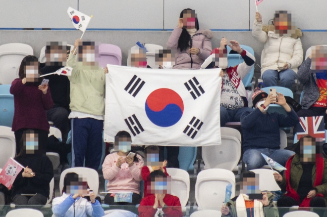 2022 베이징올림픽 스피드스케이팅 남자 1500m 경기가 열린 8일 베이징 국립 스피드스케이팅 경기장을 찾은 교민들이 힘차게 태극기를 휘날리고 있다. 베이징 류재민 기자