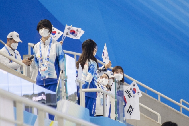 팀 킴 선수들이 선수석에서 김민석의 메달 시상식을 바라보고 있다. 베이징 류재민 기자