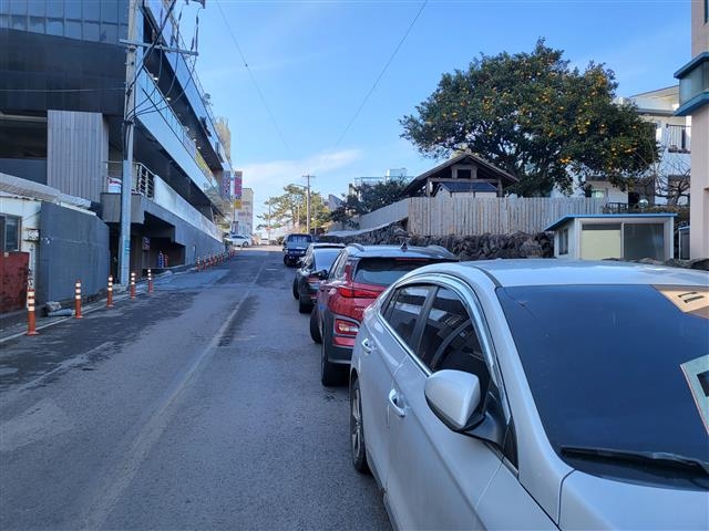 제주도는 올해부터 주차난 해소와 차량 보유 억제를 위해 차고지 증명제를 전 차종으로 확대했다. 사진은 서귀포시 중문동 한 주택가 골목길에 주차된 차량들.