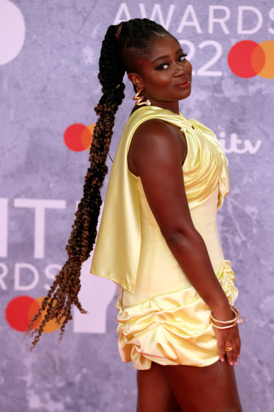 epa09739361 Clara Amfo arrives for the 42nd Brit Awards ceremony at The O2 Arena in London, Britain, 08 February 2022. The annual pop music awards are presented by the British Phonographic Industry (BPI). EPA 연합뉴스