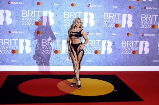 Tallia Storm poses for photographers upon arrival at the Brit Awards 2022 in London Tuesday, Feb. 8, 2022. AP 연합뉴스