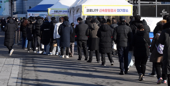 9일 서울역 광장에 마련된 코로나 19 임시 선별검사소에서 시민들이 PCR 검사와 신속항원검사를 받기 위해 줄지어 서 있다. 2022.2.9 오장환 기자