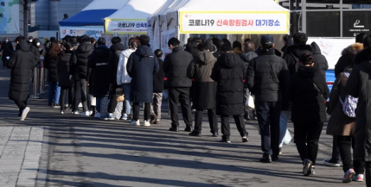 [서울포토]선별진료소 앞 줄지어 선 시민들