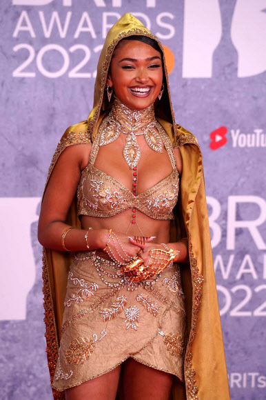 Joy British singer and songwriter Joy Elizabeth Akther Crookes aka Joy Crookes poses on the red carpet upon her arrival for the BRIT Awards 2022 in London on February 8, 2022. AFP 연합뉴스